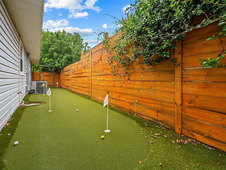 537 Margaret St — Photo 3