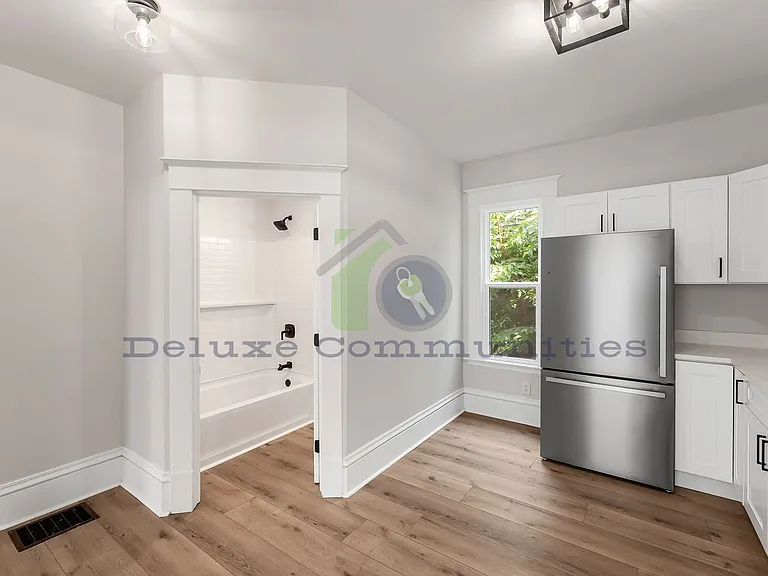 606 Lafayette Ave NE — Photo 5