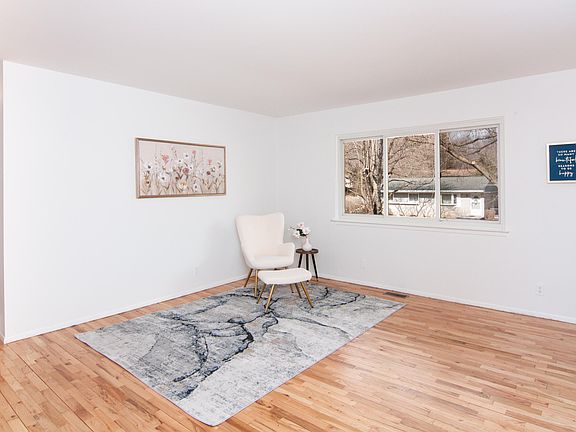 5th image of 352 Manor Dr