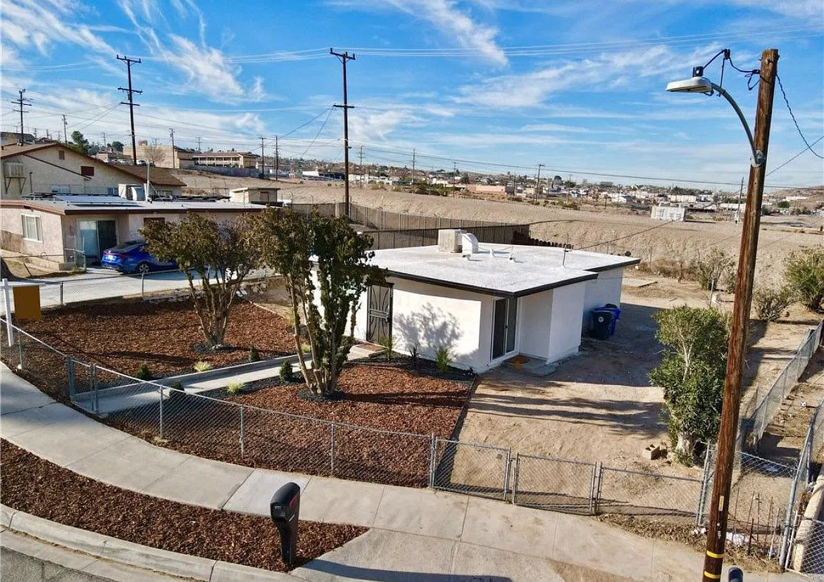 330 N Muriel Dr — Photo 4