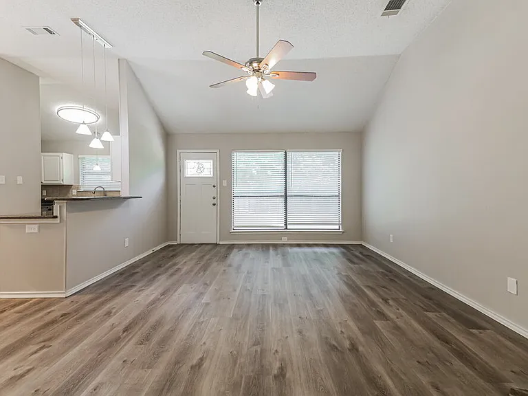 701 Park View Ave — Photo 4