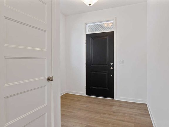 3rd image of 4684 Foxglove Dr