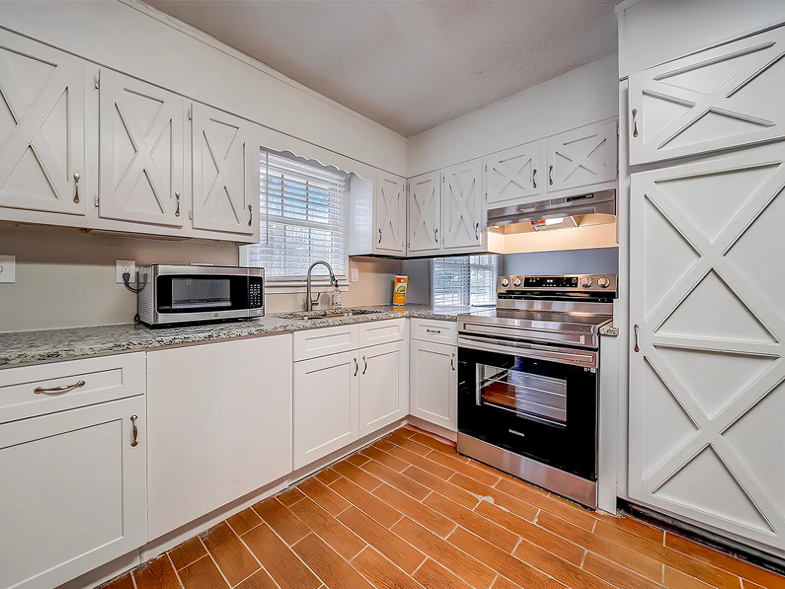 4 bed, 2.5 bath, 1835 sqft, $754 — Photo 2