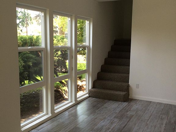 3rd image of 13847 Burbank Blvd APT 1