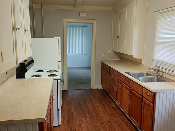 4th image of 1513 W Chelan Ave #B