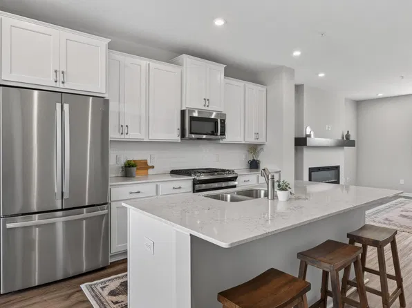 8658 London Cir NE #B, Minneapolis, MN 55449