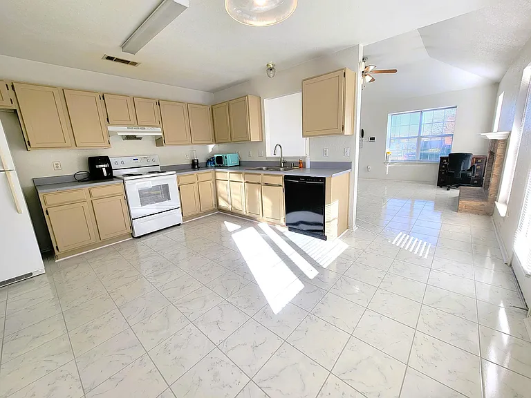 2303 Rainforest Ln — Photo 7