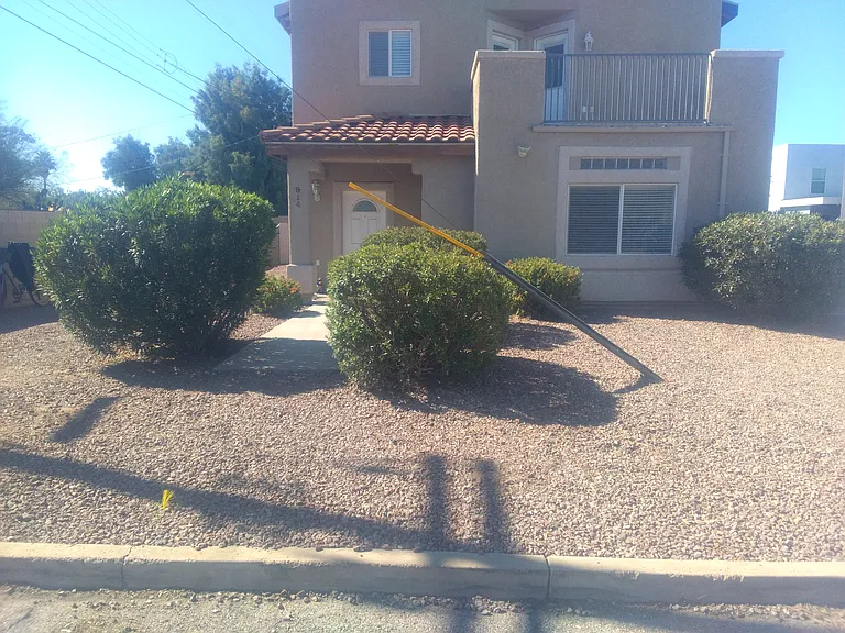 914 E Hedrick Dr — Photo 2