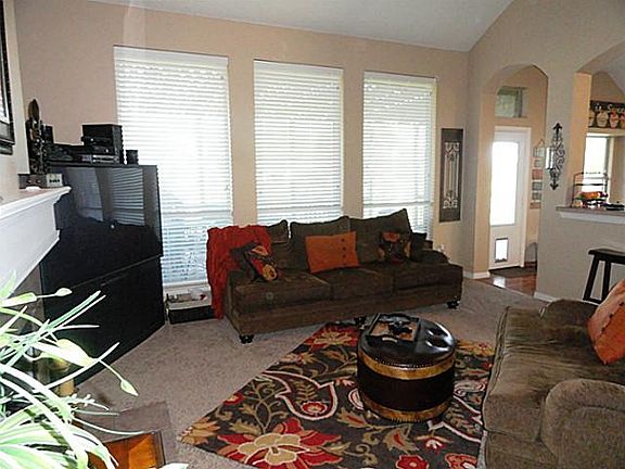 4th image of 910 Mason Ln