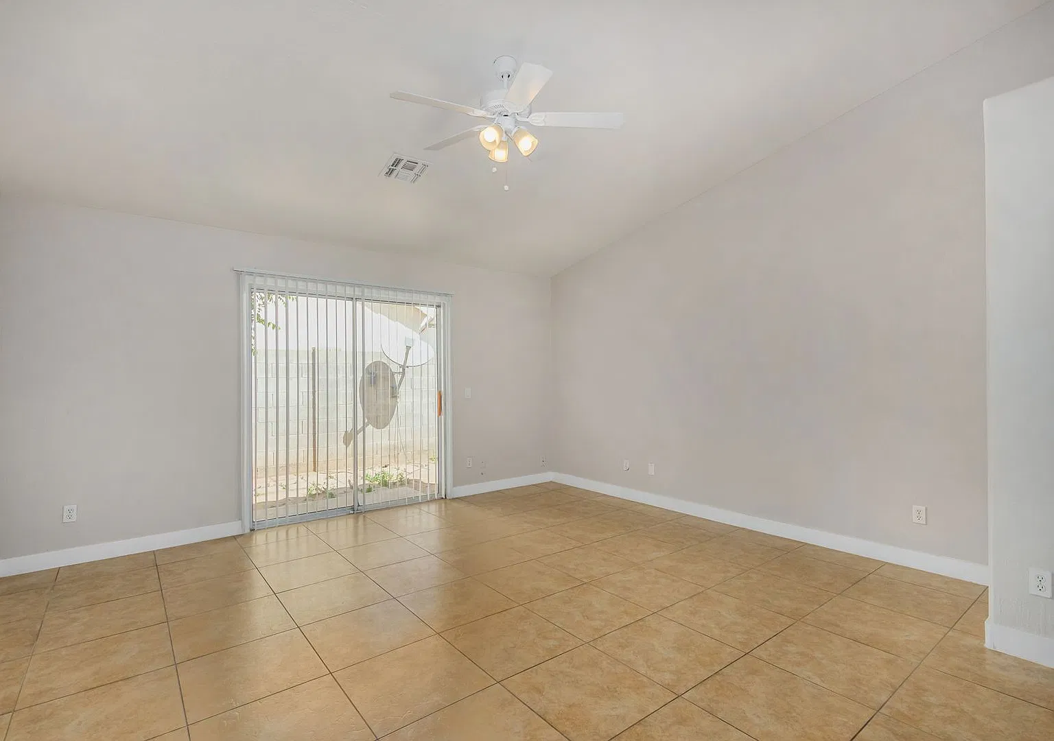 Move In Special! - Charming Updated House - 3 Bedroom 2 Bath In Great Location — Photo 4