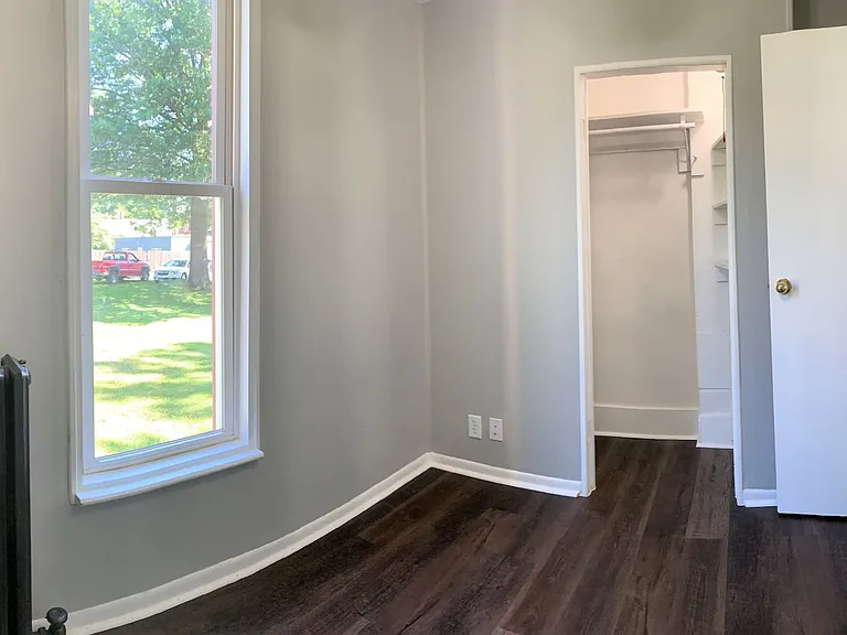518 S 6th St — Photo 12