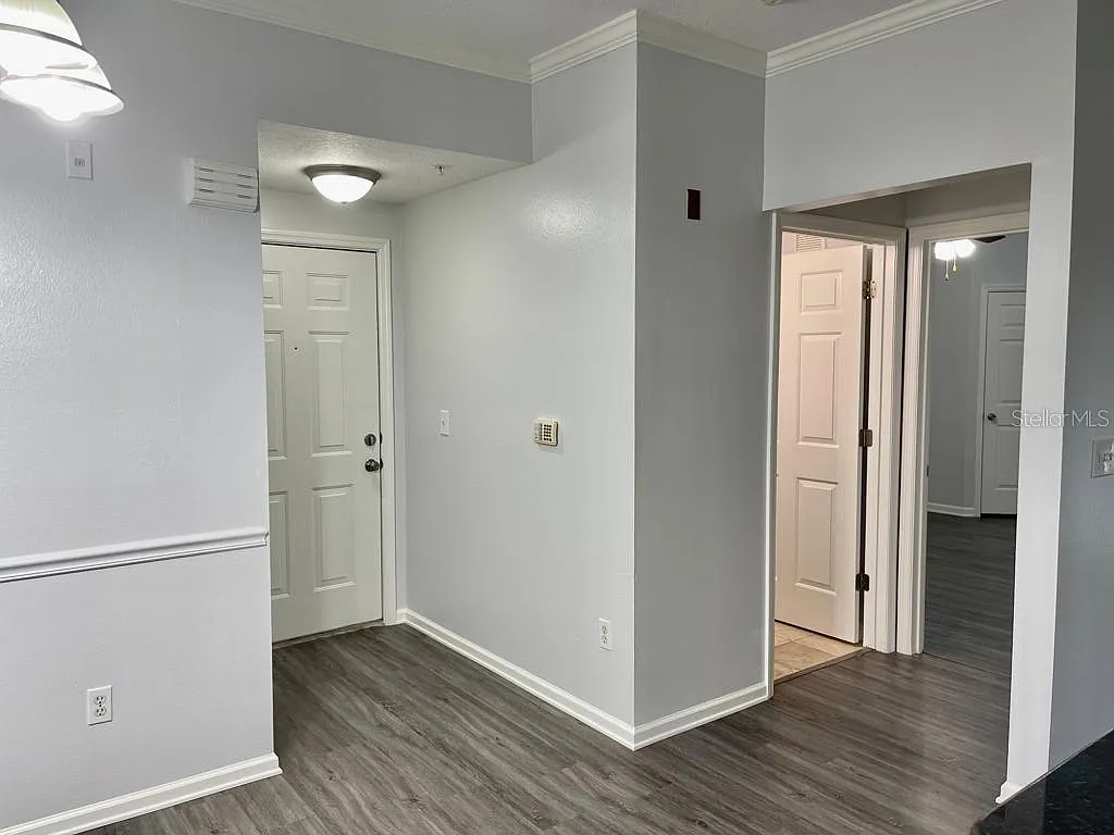2 bed, 2.0 bath, 1041 sqft, $1,875 — Photo 2