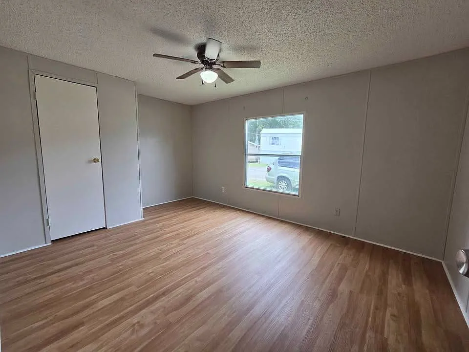 3 bed, 2.0 bath, $1,050 — Photo 2