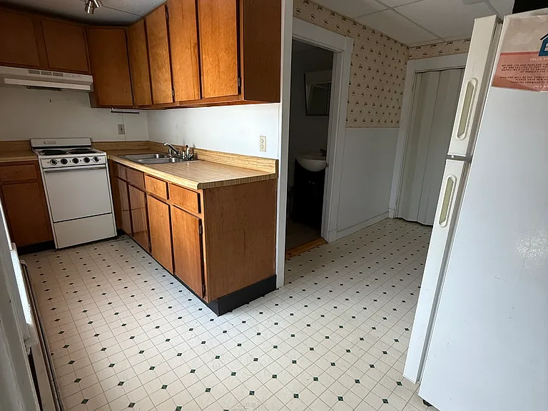 399 Center St #4 — Photo 3