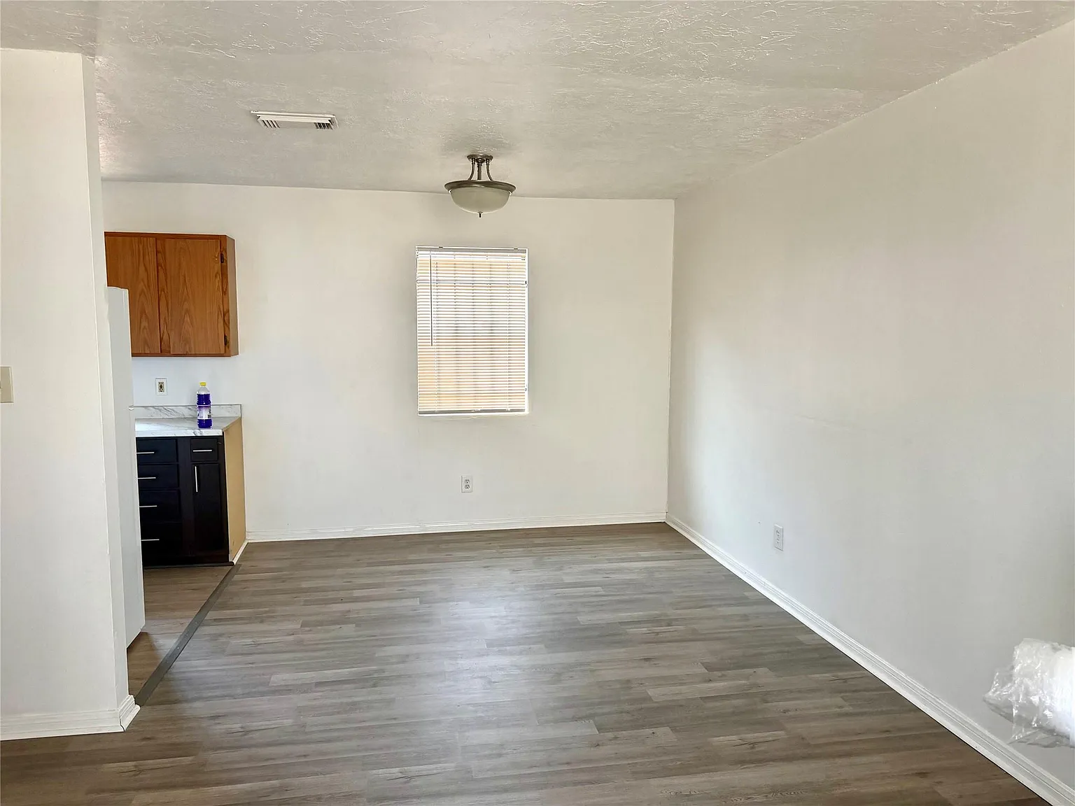 3 bed, 2.0 bath, 984 sqft, $1,800 — Photo 3
