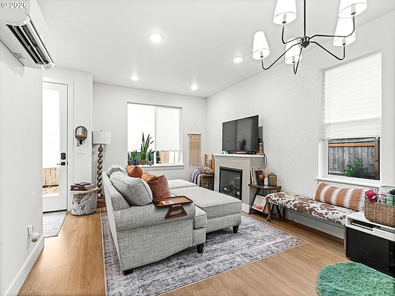 4th image of 6039 SE Lambert St