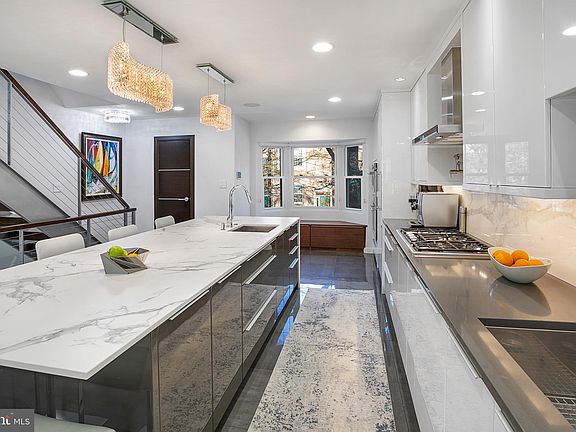 3rd image of 2624 Fairfax Dr N