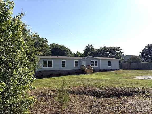 3rd image of 1003 Lavender Rd