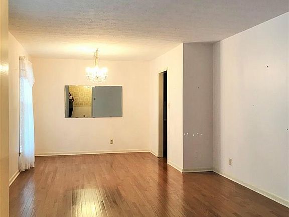 3rd image of 4133 Hillcrest Ave
