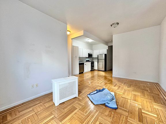 3rd image of 6015 Woodside Ave APT 4D