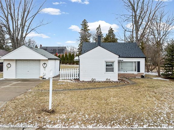 2nd image of 32694 Ruehle Ave