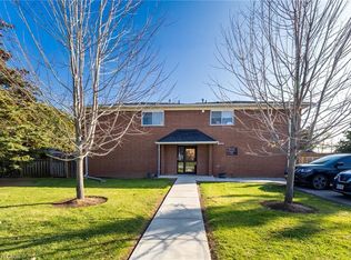 2069 Meadowbrook Rd #4, Burlington, ON L7P 2A3