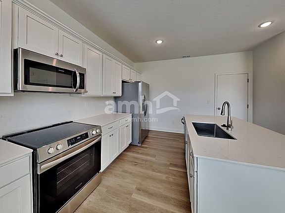 3rd image of 405 Golden Maple Pl