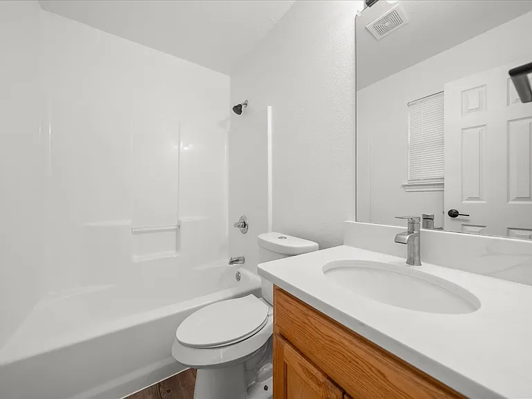 404 W Day St — Photo 8