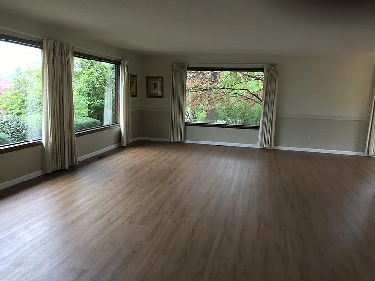 3910 Lakeview Dr — Photo 1
