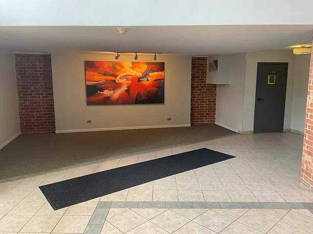 2 bed, 1300 sqft, $2,400 — Photo 2