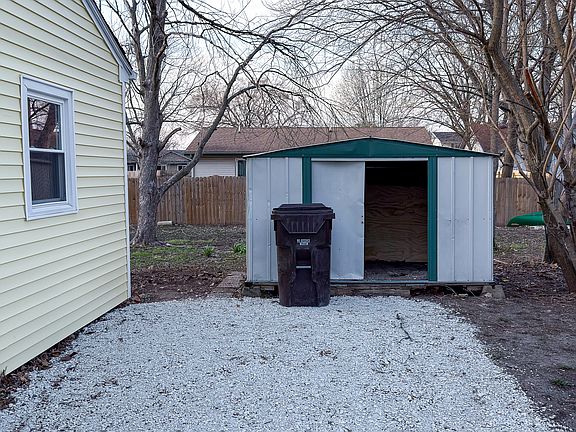 3rd image of 1037 Eastview Dr