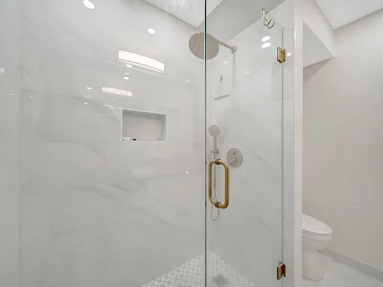3100 NE 49th St #403 — Photo 28