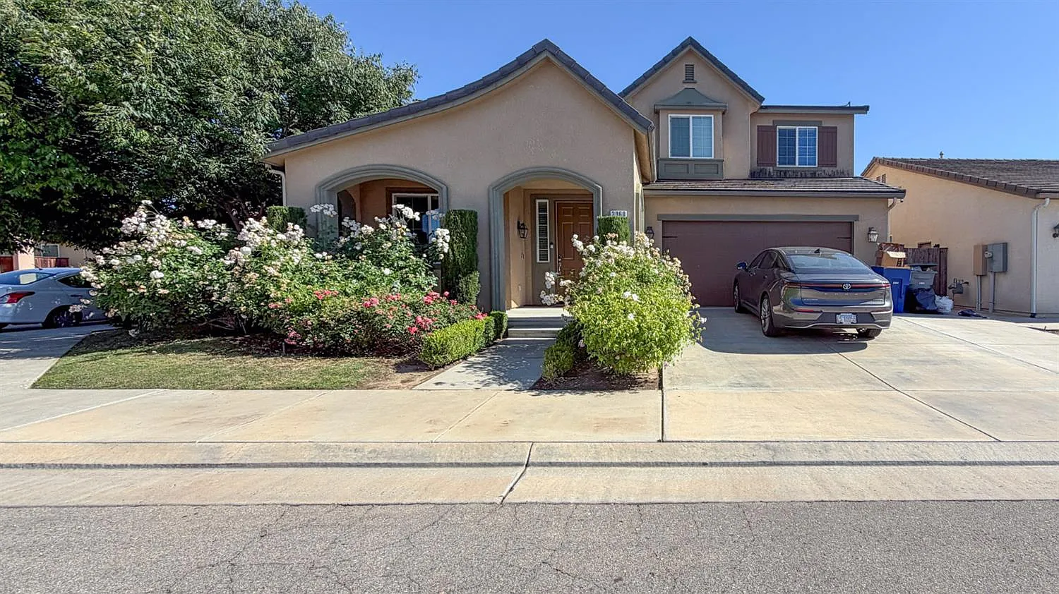 4 bed, 2379 sqft, $4,400 — Photo 2