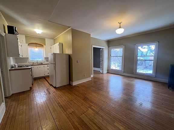 2nd image of 319 Cherry St SE