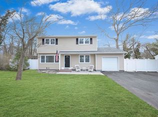 32 Rockaway Dr, Sound Beach, NY 11789