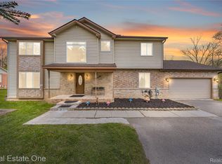 7295 W Maple Rd, West Bloomfield, MI 48322