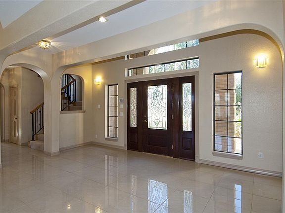 4th image of 3518 Surrey Ln
