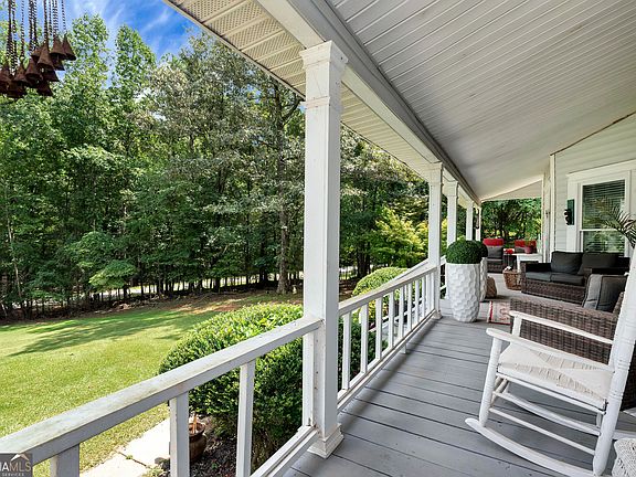 5th image of 425 Greenleaf Dr
