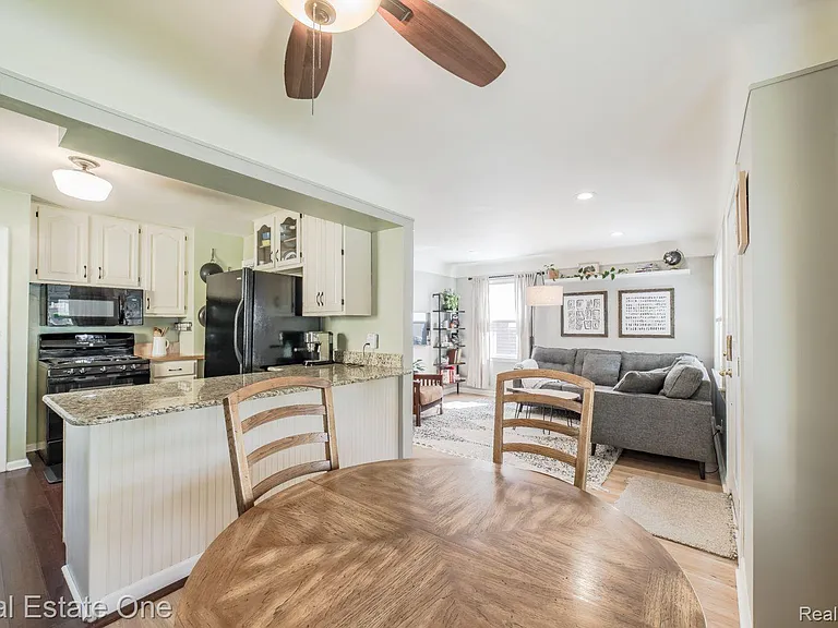475 E Marshall St — Photo 8