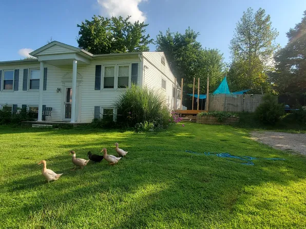 1905 Northlake Ln, Carlock, IL 61725