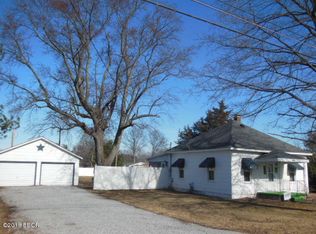 901 E 3rd St, Flora, IL 62839