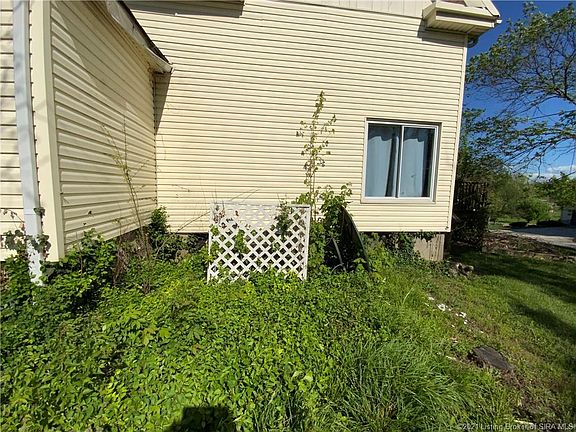 5th image of 300 E Hackberry St