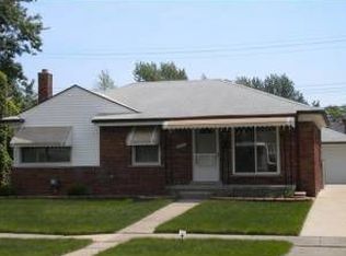 28242 Fountain St, Roseville, MI 48066