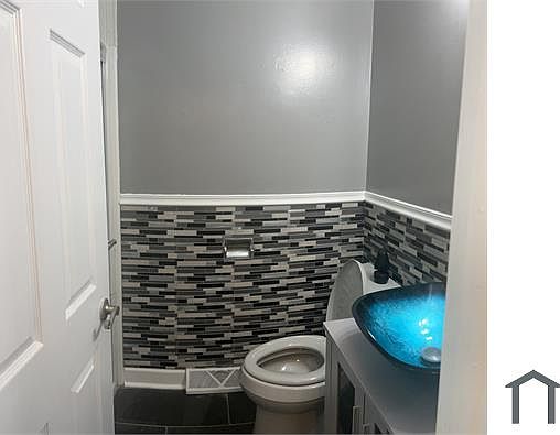 3rd image of 7908 S Kimbark Ave