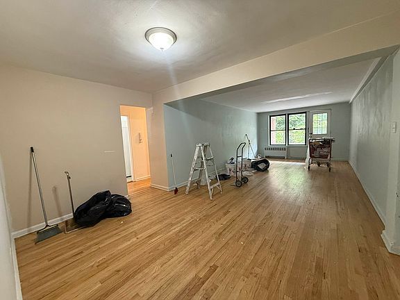 2nd image of 3950 Blackstone Ave APT 1P