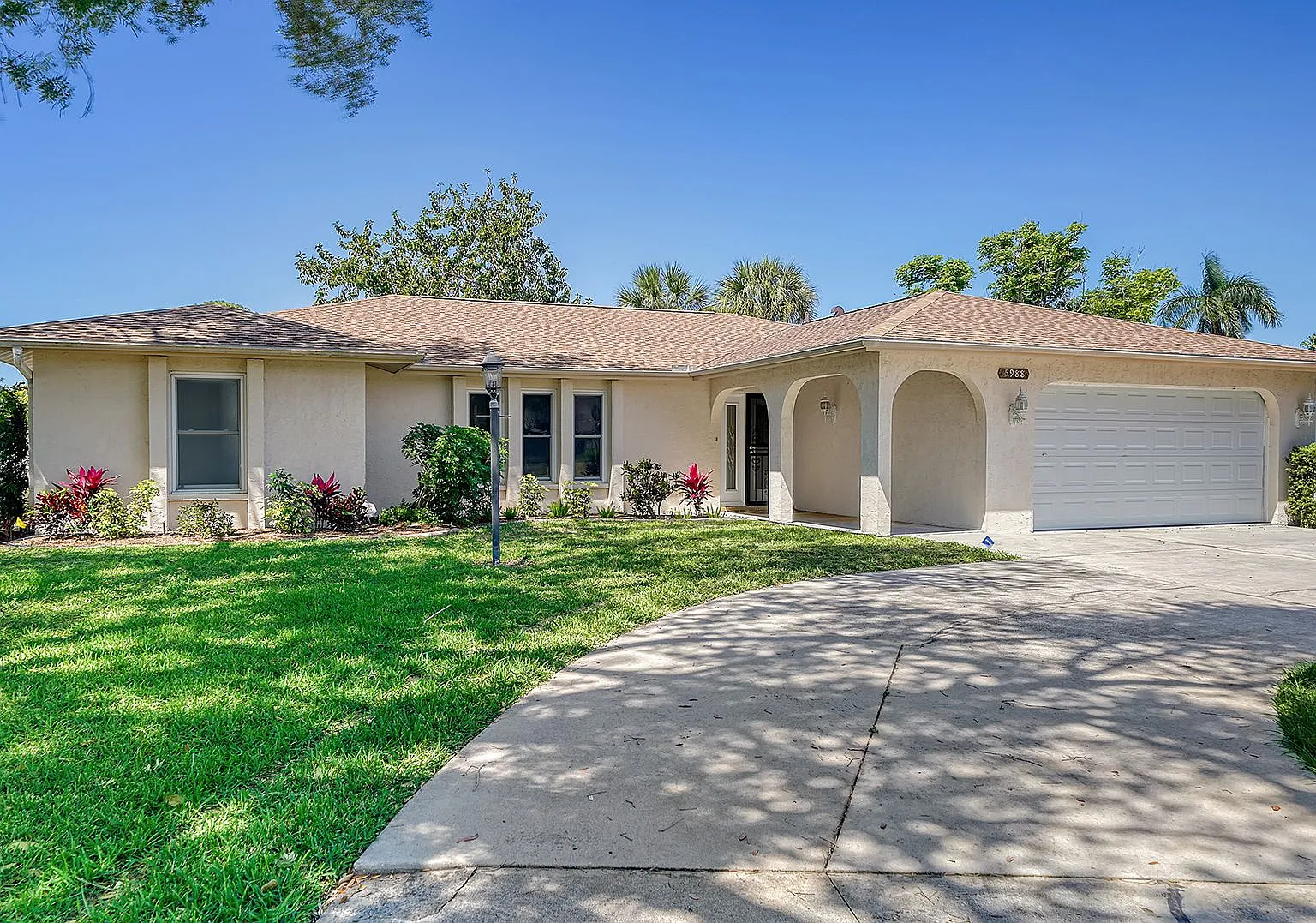 3 Bedroom, 2 Bath Home with Pool Near Siesta Key — Photo 1
