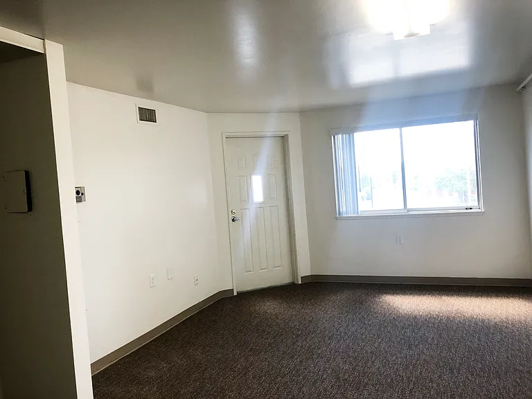 2427 Jefferson Ave — Photo 3