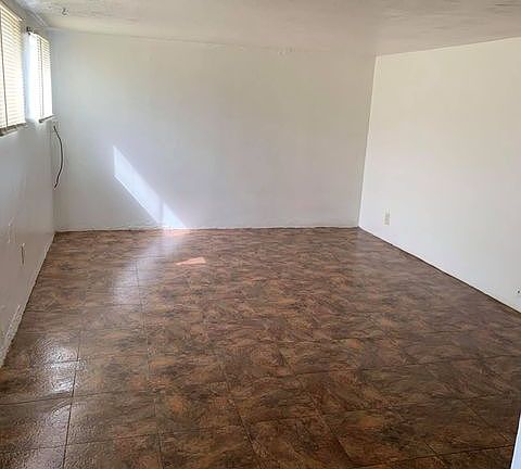 2nd image of 524 W 9th St #524