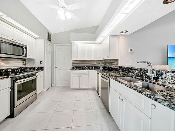 3rd image of 3040 Big Bend Cir