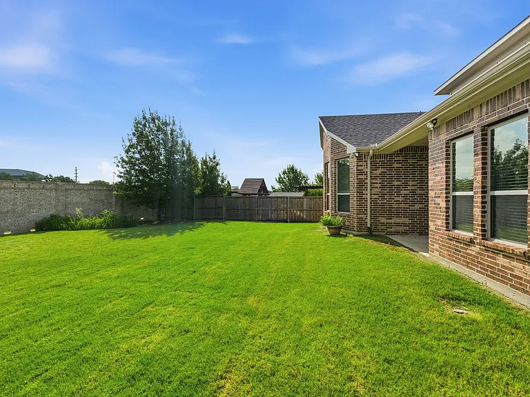 7452 Reverchon Dr — Photo 42